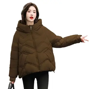 Зима 2023, Новая пуховая куртка с хлопчатобумажной подкладкой, женское пальто, короткое модное свободное пальто в стиле Джокер с капюшоном, повседневное теплое трендовое однотонное пальто