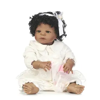 Пятно черной кожи с вьющимися волосами, имитирующее детскую куклу
